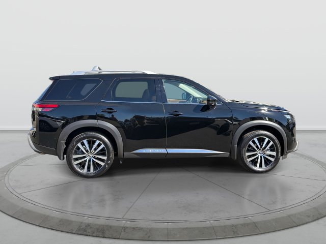 Certified 2025 Nissan Pathfinder Platinum w/ Black Appearance Package FWD image 3