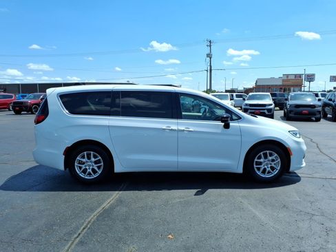 Used 2024 Chrysler Pacifica Touring-L FWD image 2