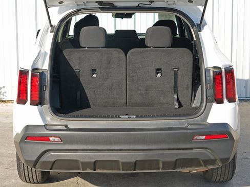 Used 2023 Kia Sorento LX image 9