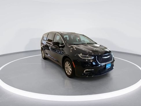 Used 2025 Chrysler Pacifica Select FWD image 2