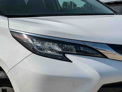 Used 2023 Toyota Sienna LE FWD image 10