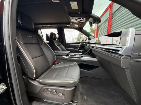 Used 2025 Cadillac Escalade Sport w/ Touring Package AWD/4WD image 28
