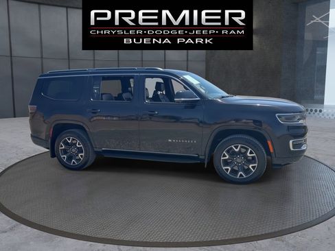 Used 2023 Jeep Wagoneer Series III w/ Rear Seat Video Group 1 AWD/4WD image 9