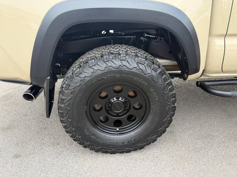 Used 2018 Toyota Tacoma TRD Off-Road w/ Technology Package AWD/4WD image 57