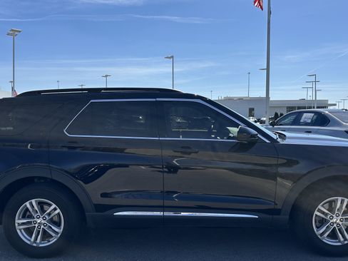 Used 2022 Ford Explorer XLT w/ Equipment Group 202A AWD/4WD image 11