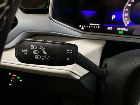 Used 2025 Volkswagen Taos SE w/ Panoramic Sunroof Package AWD/4WD image 36