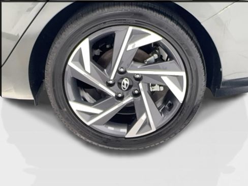 Used 2025 Hyundai Elantra Limited FWD image 11