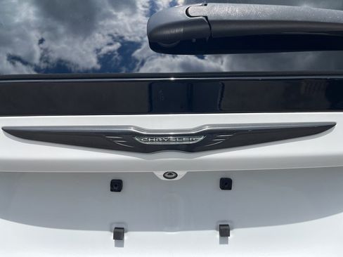 Used 2018 Chrysler Pacifica Touring-L Plus w/ Advanced Safetytec Group FWD image 27