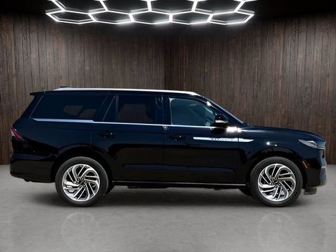 Used 2025 Lincoln Navigator Reserve AWD/4WD image 8
