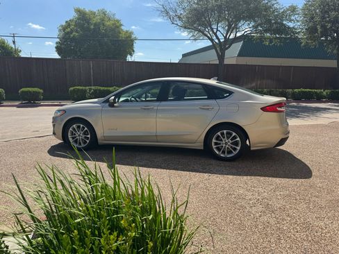 Used 2019 Ford Fusion SE FWD image 11
