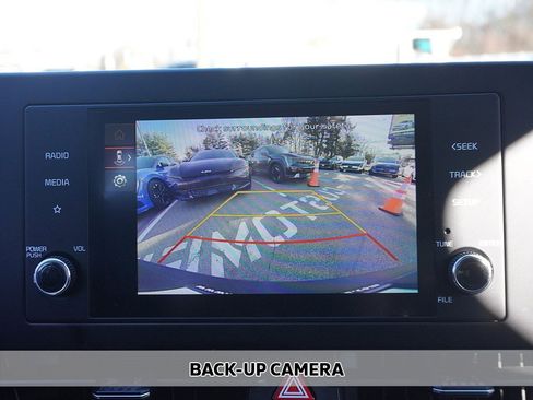 Used 2025 Kia Sportage LX image 4