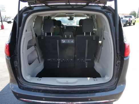 Used 2019 Chrysler Pacifica Touring Plus w/ Advanced Safetytec Group FWD image 17