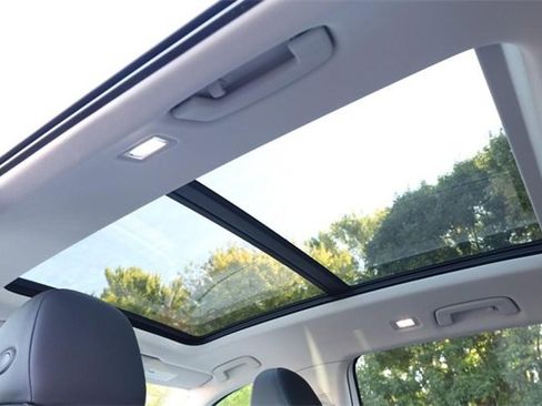 New 2025 Volkswagen Tiguan SE image 10