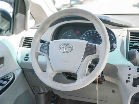 Used 2012 Toyota Sienna LE w/ Towing Pkg FWD image 14