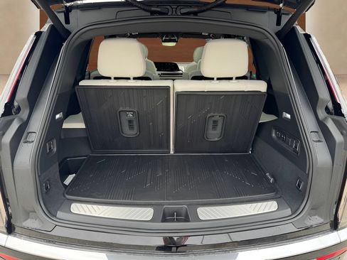New 2027 Cadillac Vistiq Luxury w/ LPO, Floor Liner Package AWD/4WD image 9