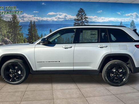 New 2025 Jeep Grand Cherokee Altitude image 8