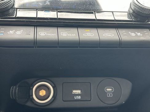 Certified 2025 Hyundai Elantra Limited FWD image 16