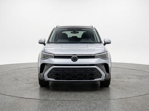 Used 2025 Volkswagen Taos SE image 2