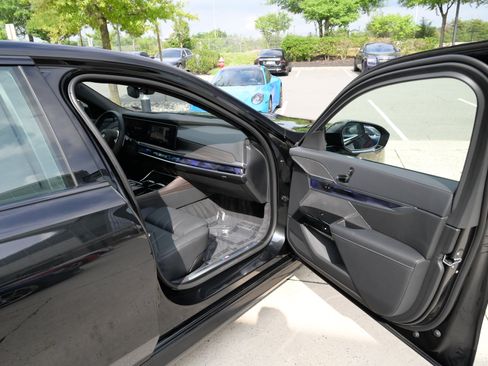 Used 2025 BMW 760i xDrive w/ Autobahn Package AWD/4WD image 51