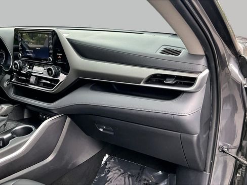 Used 2021 Toyota Highlander XLE AWD/4WD image 19