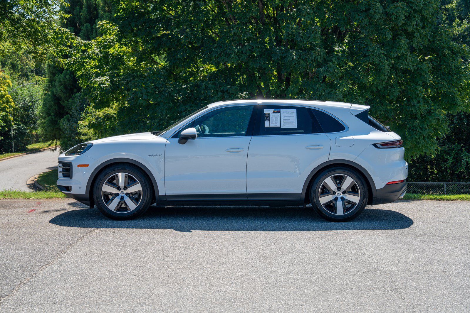 Certified 2026 Porsche Cayenne E-Hybrid AWD/4WD image 2