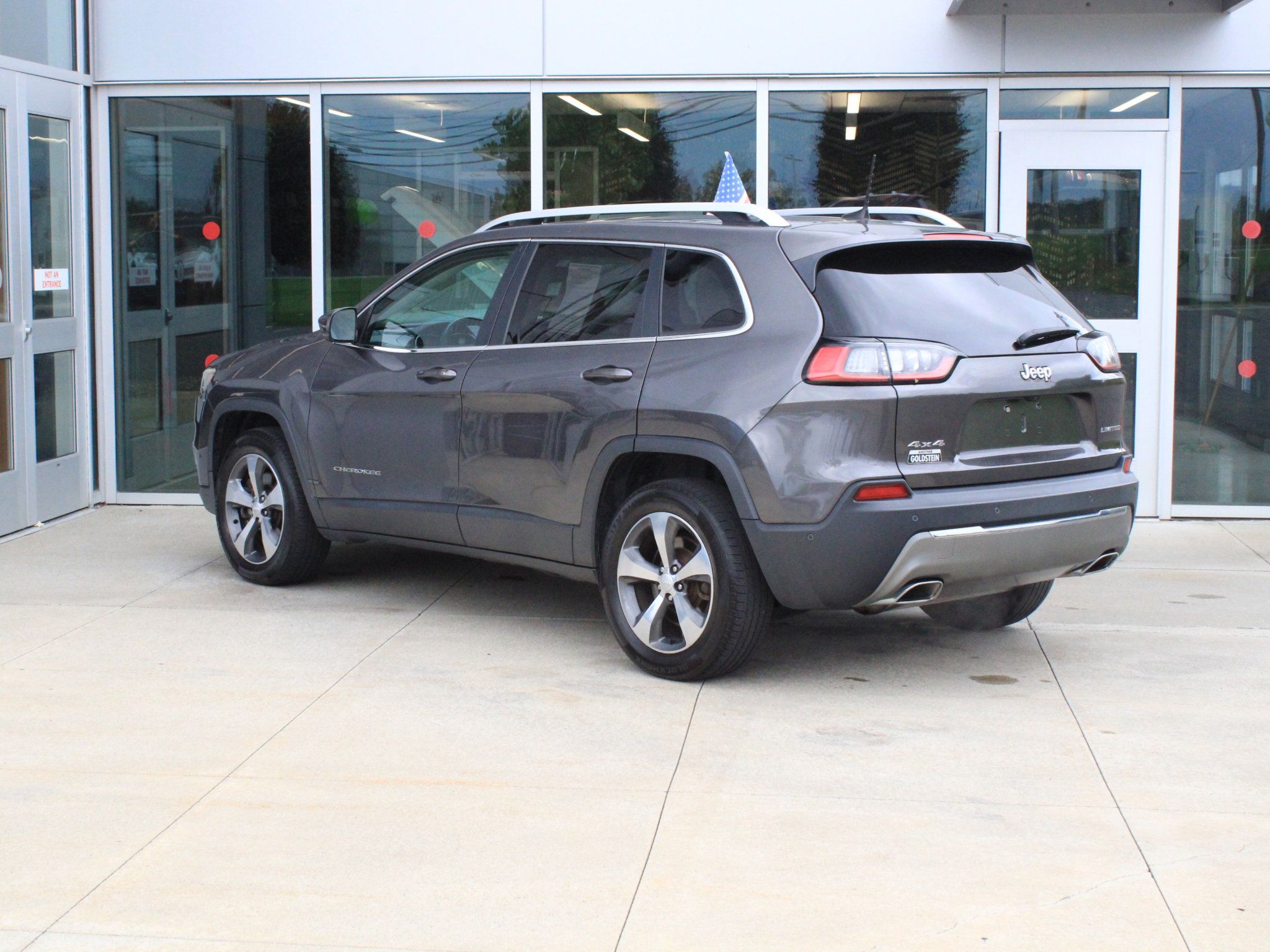 Used 2019 Jeep Cherokee Limited w/ Technology Group AWD/4WD image 8
