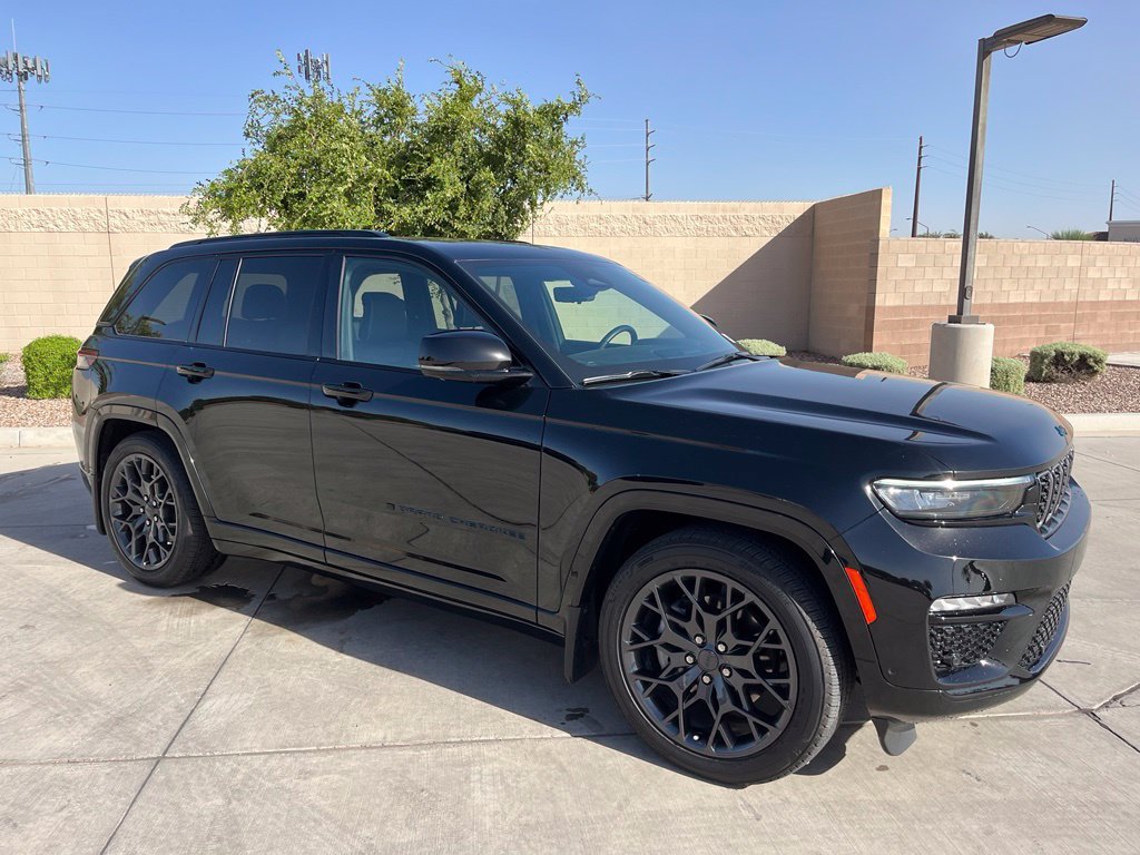 Used 2023 Jeep Grand Cherokee Summit AWD/4WD image 4