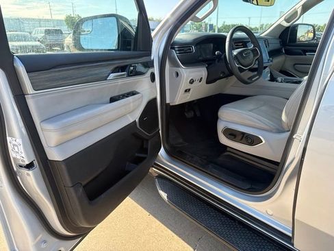 Used 2024 Jeep Wagoneer L Series II w/ Flexible Seating Group AWD/4WD image 9