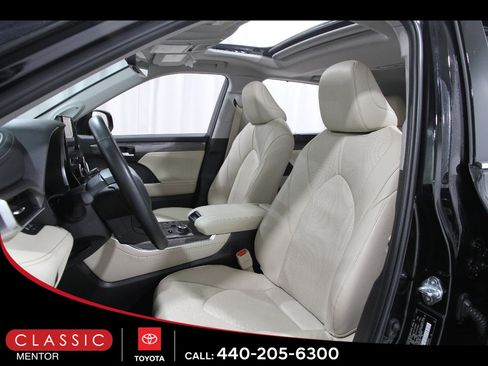Certified 2025 Toyota Highlander Limited image 5