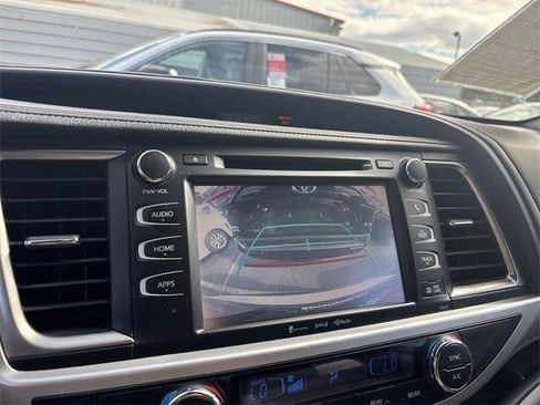 Used 2017 Toyota Highlander XLE image 10