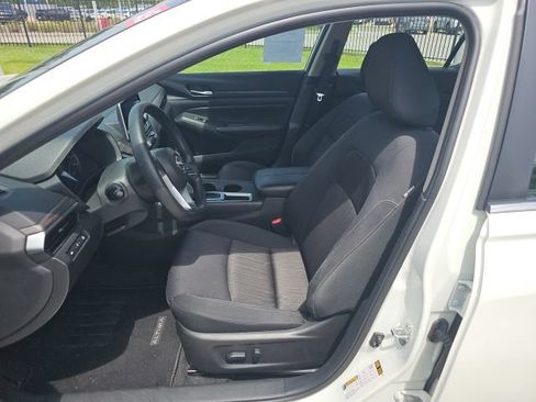 Used 2025 Nissan Altima 2.5 SV FWD image 13