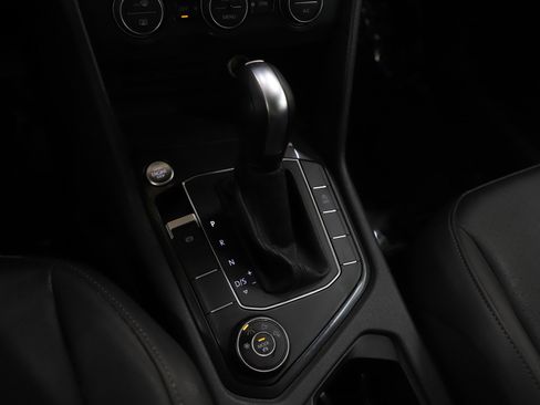 Used 2020 Volkswagen Tiguan SE image 24