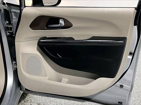 Used 2022 Chrysler Voyager LX image 30