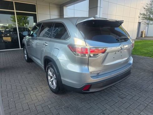 Used 2016 Toyota Highlander Plus AWD/4WD image 2