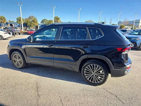 New 2026 Volkswagen Taos SE FWD image 6
