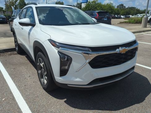 Used 2025 Chevrolet Trax LT FWD image 2