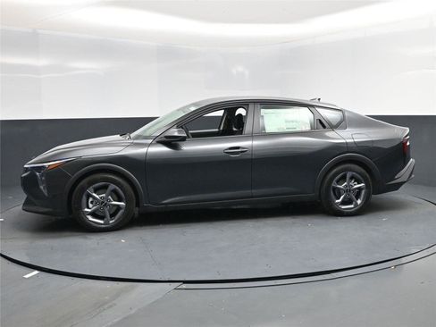 New 2025 Kia K4 LXS image 3