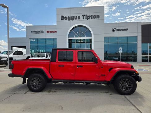 Used 2024 Jeep Gladiator Sport AWD/4WD image 2
