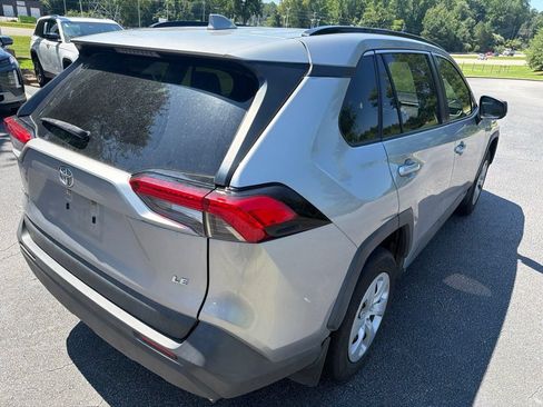 Used 2019 Toyota RAV4 LE FWD image 5