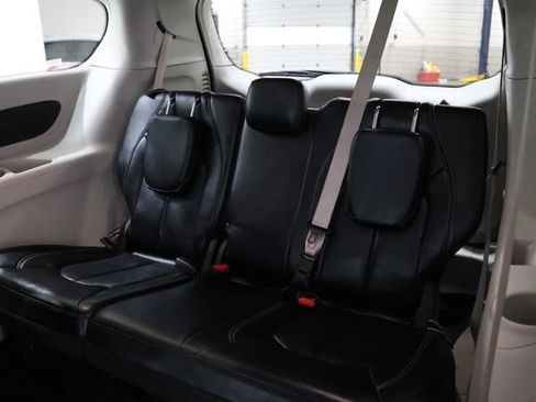 Used 2023 Chrysler Pacifica Touring-L FWD image 34