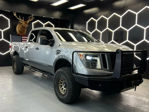 Used 2017 Nissan Titan PRO-4X AWD/4WD image 2