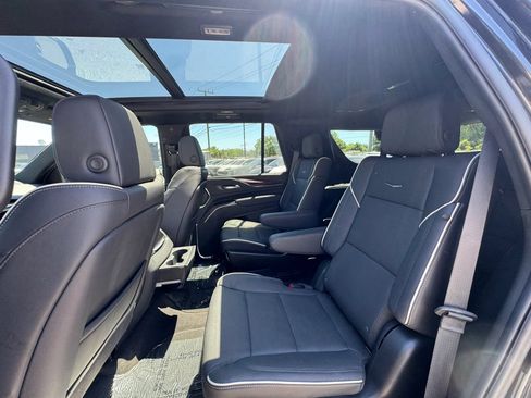 Used 2024 Cadillac Escalade Premium Luxury AWD/4WD image 18