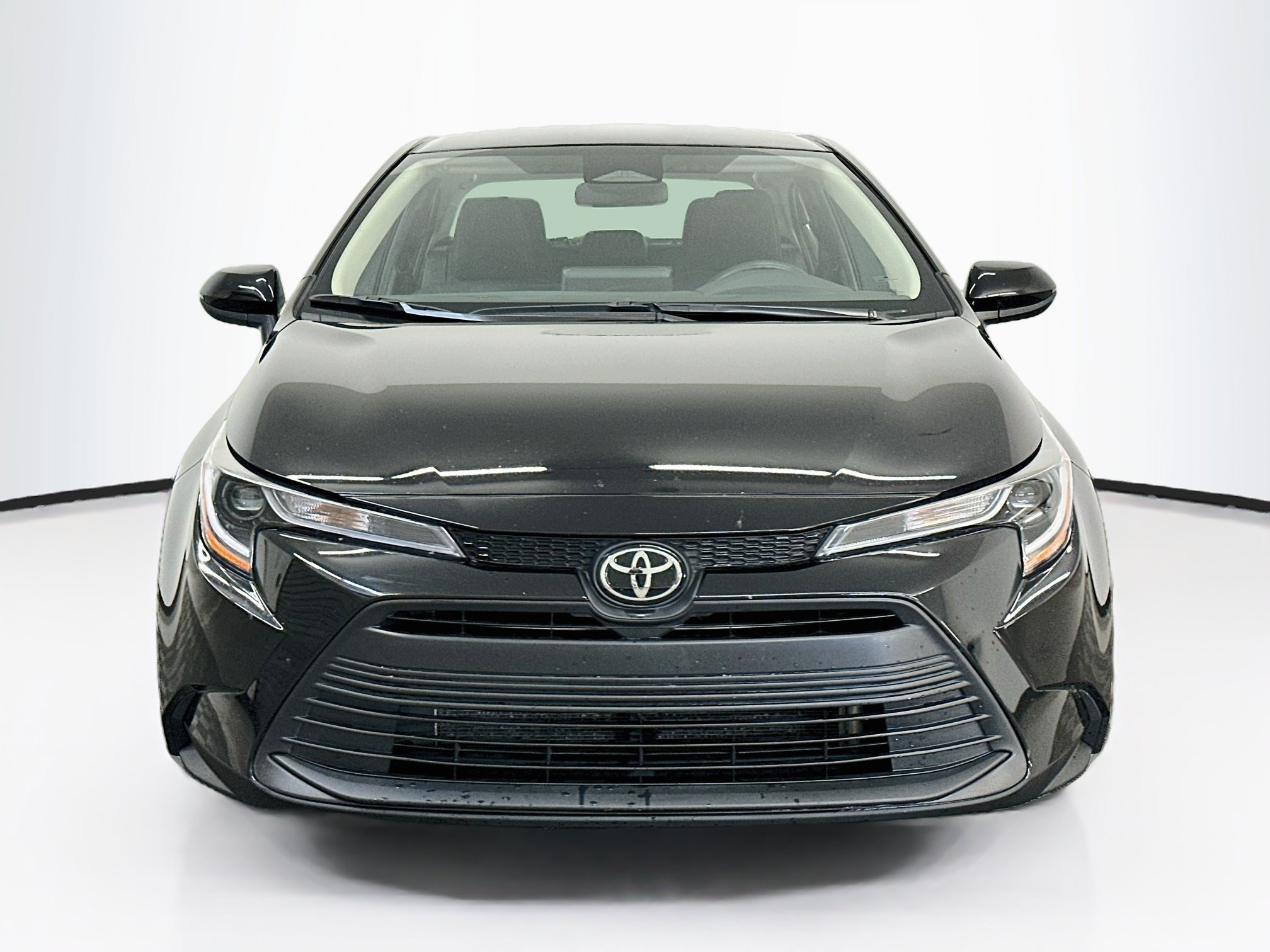 Used 2025 Toyota Corolla LE FWD image 2