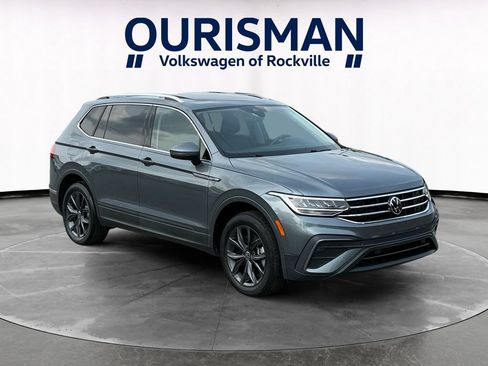 Used 2023 Volkswagen Tiguan SE w/ Panoramic Sunroof Package FWD image 1