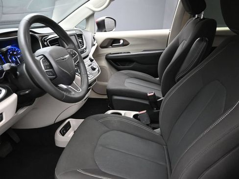 Used 2023 Chrysler Voyager LX FWD image 17