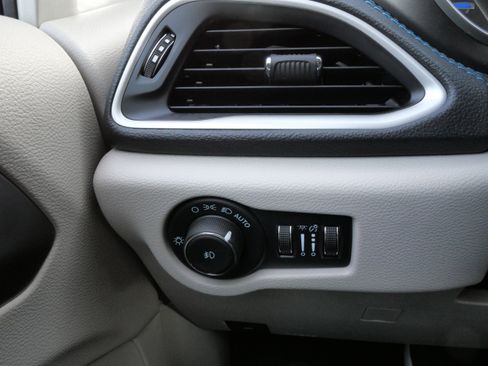 Used 2021 Chrysler Pacifica Touring-L image 26