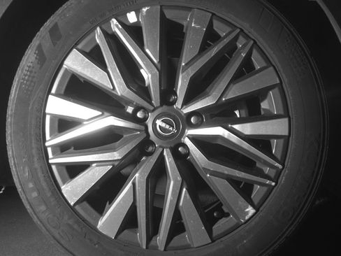 Used 2025 Nissan Altima 2.5 SV FWD image 13