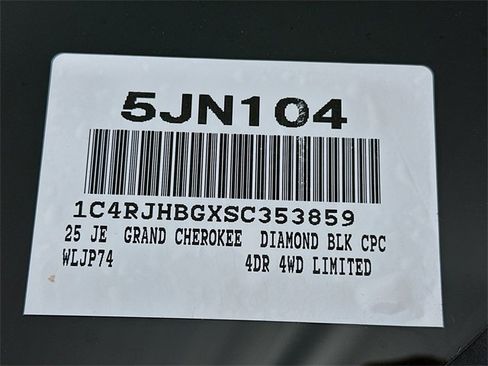 New 2025 Jeep Grand Cherokee Limited w/ Luxury Tech Group II image 24