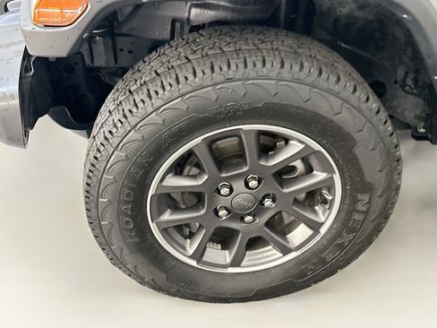 Used 2020 Jeep Gladiator Overland image 11