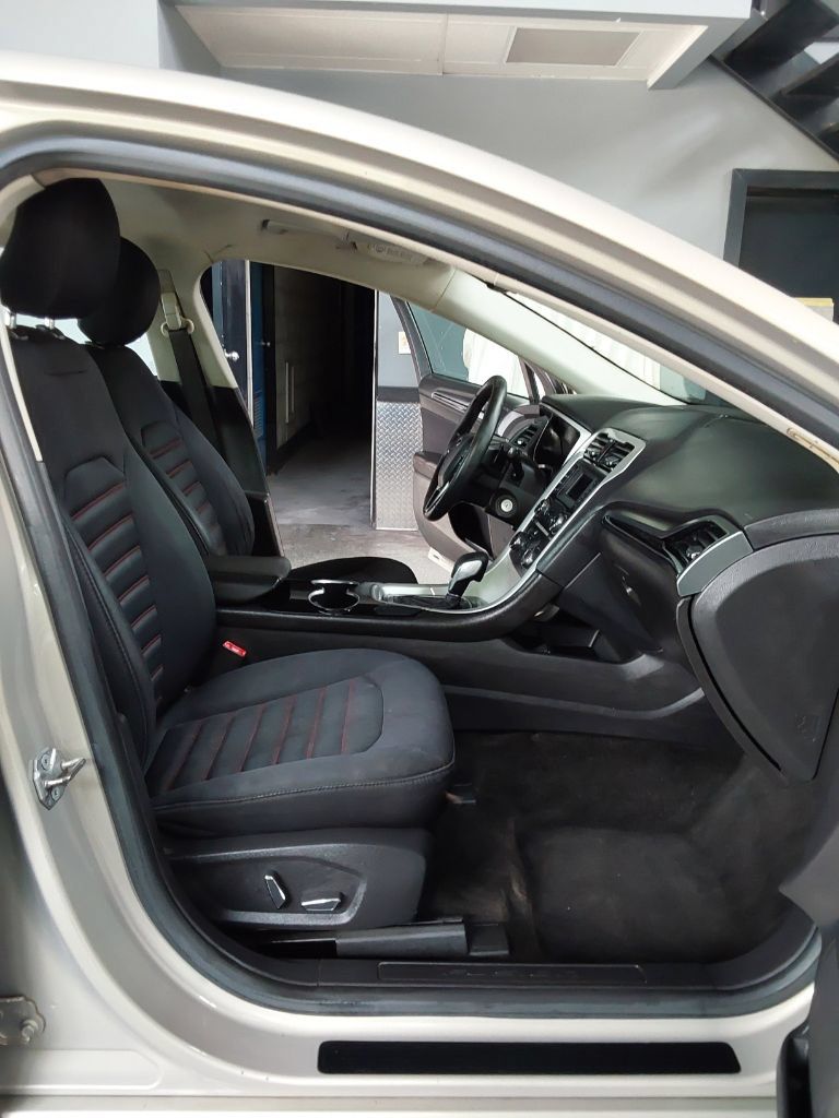 Used 2015 Ford Fusion SE w/ Equipment Group 201A FWD image 13